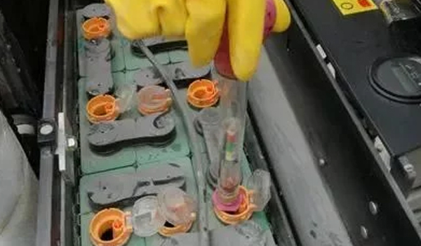 90%的人竟然不知道，，，叉车蓄电池要加水？